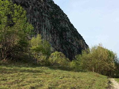 Il percorso si snoda per un tratto nel suggestivo sito dell'ex cava Cementir, oggi protetto perché qui si trova una rara farfalla soggetta a tutela | I. Borgna
