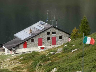 Il rifugio Dante Livio Bianco al Lago inferiore della Sella | A. Rivelli - Archivio APAM