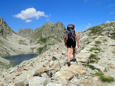 Escursionista in vista del Lago inferiore di Fremamorta (dal lago mediano) | I. Borgna