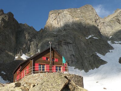 Il Rifugio Bozano e l'inconfondibile sagoma del Corno Stella | Archivio APAM