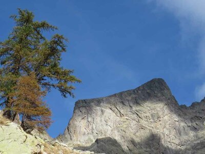 II versante sud del Corno Stella, tagliato dalla grande vena di quarzo | A. Rivelli - Archivio APAM