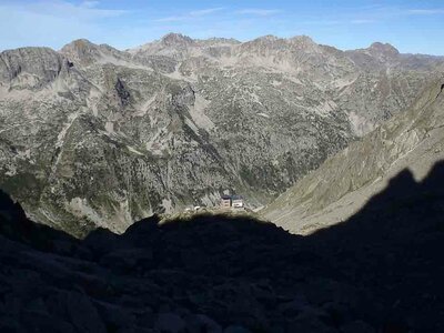 Il rifugio Remondino dall'alto: alle spalle il Vallone del Pian della Casa | I. Borgna