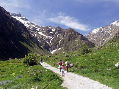 Escursionisti lungo il cammino nei pressi del Giàs Isterpiìs | R. Pockaj