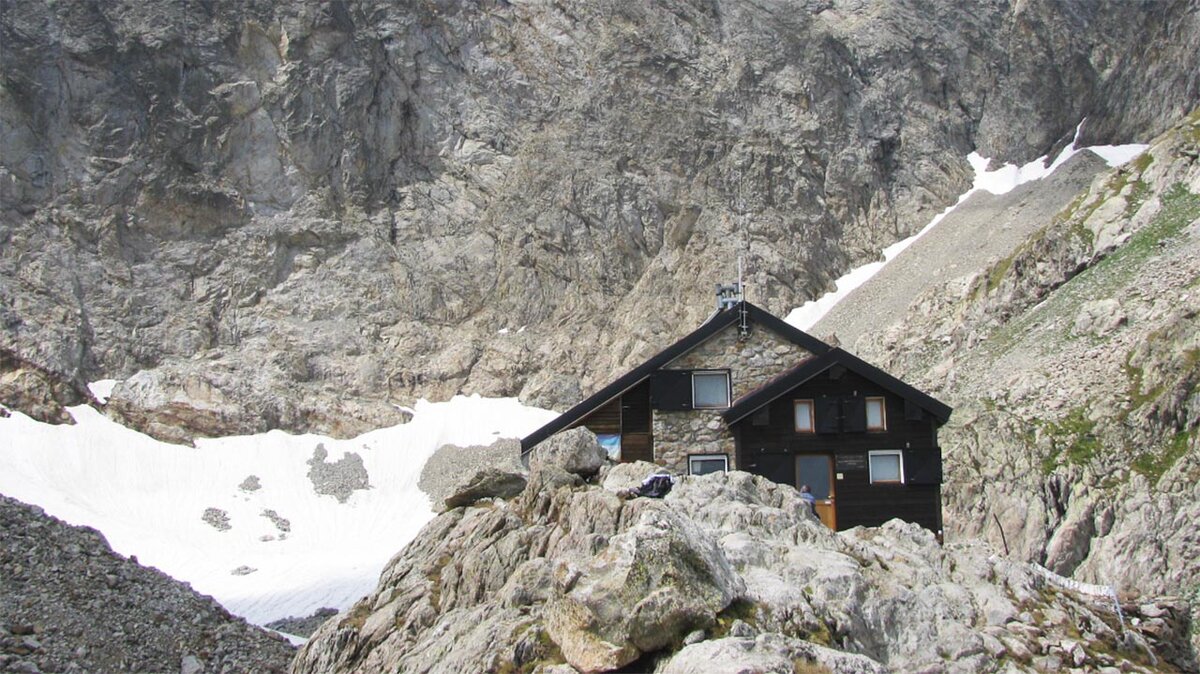 Fotografia: il rifugio Federici-Marchesini al Pagarì | Archivio APAM